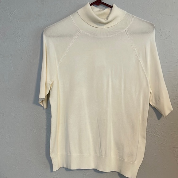 SOLD!! NO LONGER AVAILABLE!!! Versona 1970’s inspired off white turtleneck! - Picture 5 of 5